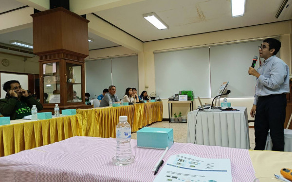 นักวิจัยหน่วยวิจัย 3E เป็นวิทยากรบรรยายการดูแลเครื่อง​วัดฝุ่นละอองขนาดเล็ก PM2.5 (DustBoy​) เพื่อการเฝ้าระวังและเตือนภัย ในจังหวัดสิงห์​บุรี​