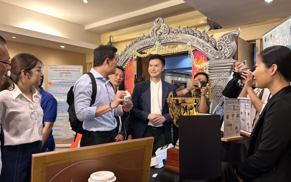 Dustboy ร่วมแสดงผลงานในโครงการผู้นำฝ่ายค้านในสภาผู้แทนราษฎรพบประชาชน ครั้งที่ 1