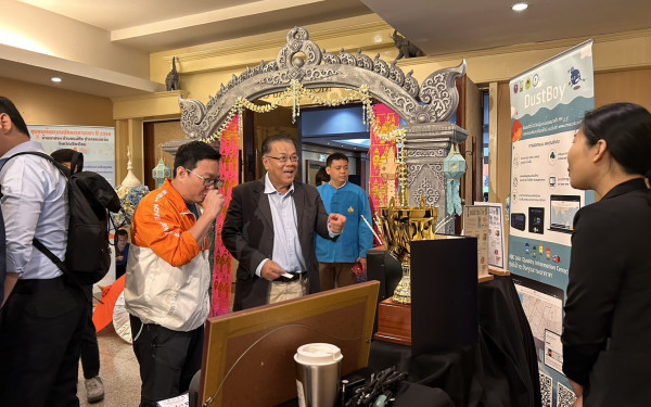 Dustboy ร่วมแสดงผลงานในโครงการผู้นำฝ่ายค้านในสภาผู้แทนราษฎรพบประชาชน ครั้งที่ 1