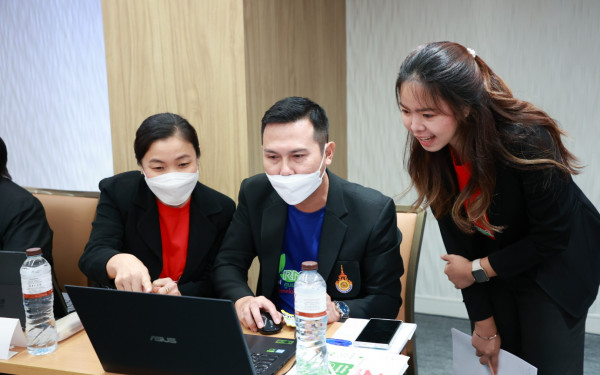 หน่วยวิจัย 3E CMU ร่วมเป็นวิทยากรอบรมเชิงปฏิบัติการ “การเตรียมความพร้อมบุคลากรของมหาวิทยาลัยเทคโนโลยีรัตนโกสินทร์ เพื่อมุ่งสู่ความเป็นกลางทางคาร์บอน (Carbon Neutrality) ของหน่วยงาน”