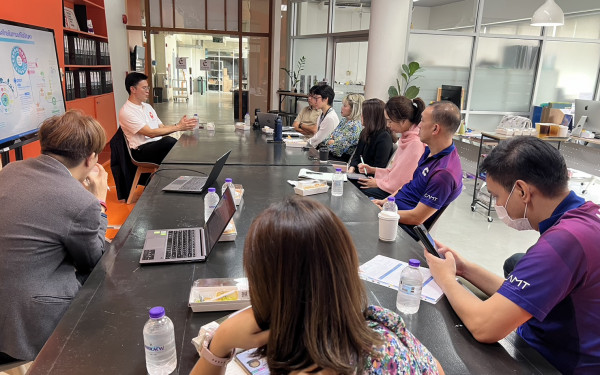 หน่วยวิจัย 3E ร่วมเป็นวิทยากรบรรยายความรู้เกี่ยวกับ  การประเมิน Carbon footprint ระบบการทวนสอบ และ platform ด้านก๊าซเรือนกระจก ให้กับผู้บริหาร และบุคลากรของวิทยาลัยศิลปะ สื่อ และเทคโนโลยี มช.