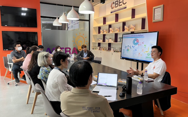 หน่วยวิจัย 3E ร่วมเป็นวิทยากรบรรยายความรู้เกี่ยวกับ  การประเมิน Carbon footprint ระบบการทวนสอบ และ platform ด้านก๊าซเรือนกระจก ให้กับผู้บริหาร และบุคลากรของวิทยาลัยศิลปะ สื่อ และเทคโนโลยี มช.