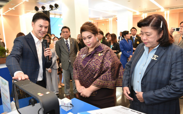 รัฐมนตรีว่าการกระทรวงการอุดมศึกษา วิทยาศาสตร์ วิจัยและนวัตกรรม ส่งมอบเครื่องตรวจวัดฝุ่นละอองขนาดเล็กในอากาศด้วยระบบเซ็นเซอร์ (DustBoy) ให้แก่กระทรวงสาธารณสุข