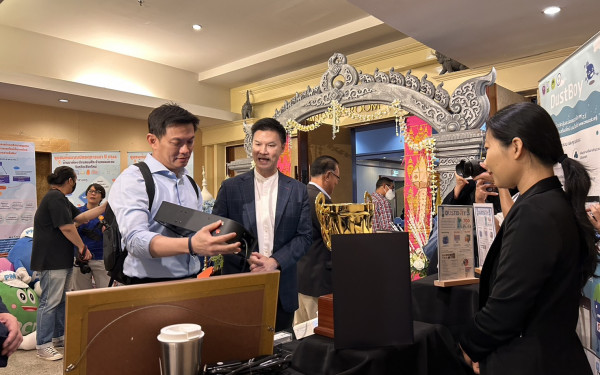 Dustboy ร่วมแสดงผลงานในโครงการผู้นำฝ่ายค้านในสภาผู้แทนราษฎรพบประชาชน ครั้งที่ 1